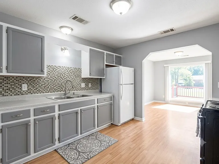 9011 Cornell Dr — Photo 11