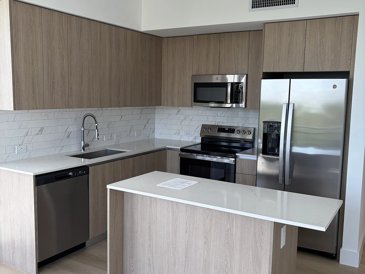 3 bed, 1200 sqft, $3,600 — Photo 2
