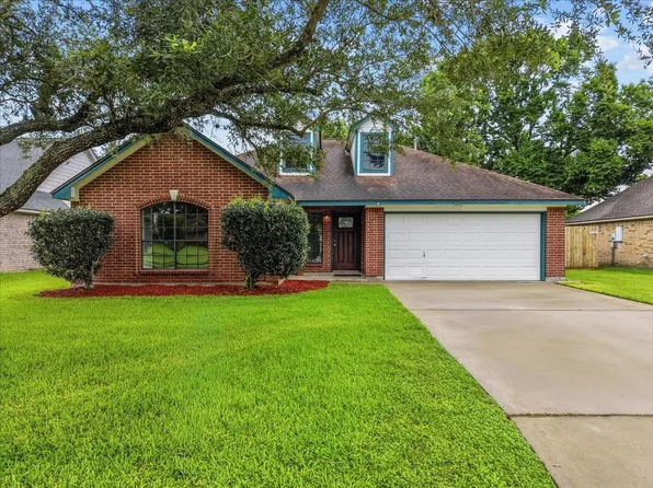 111 Jamestown Ave, Clute, TX 77531
