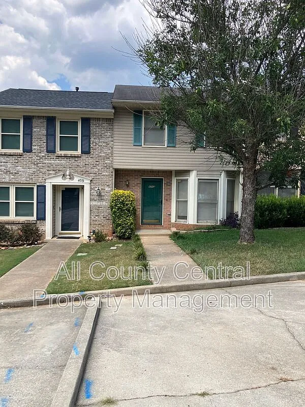 2 bed, 1.0 bath, 1031 sqft, $1,085 — Photo 2