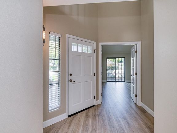 4th image of 923 E Foxhill Dr