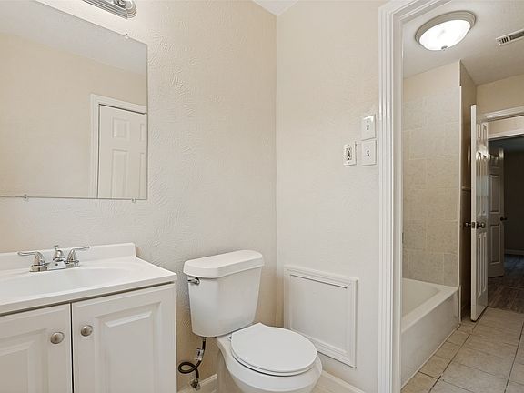 3rd image of 1821 Overhill Ln
