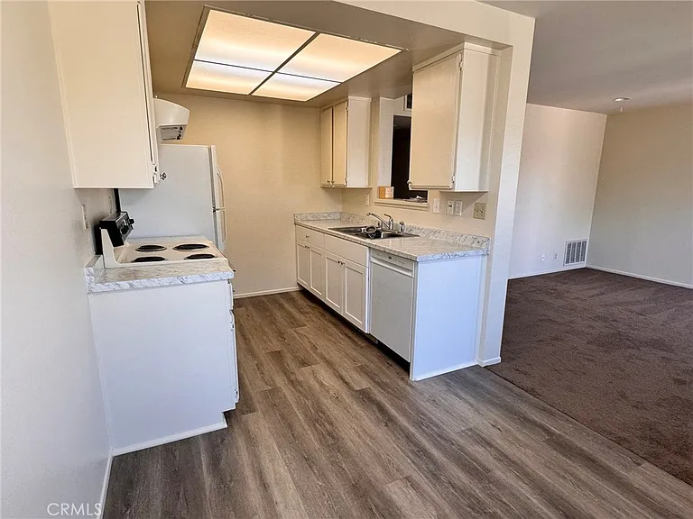 630 Bridgeport Cir #8 — Photo 5