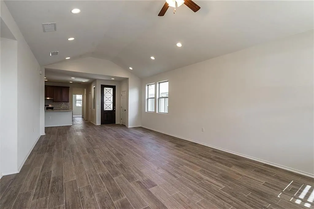 4 bed, 2.5 bath, 2463 sqft, $2,300 — Photo 4