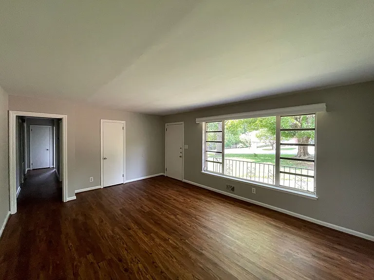 709 Branton Dr — Photo 2