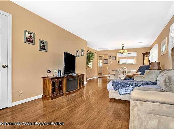 4th image of 1677 Yorktowne Blvd