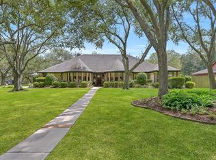 203 W Spreading Oaks Ave, Friendswood, TX 77546