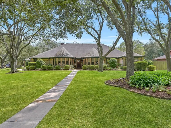 203 W Spreading Oaks Ave, Friendswood, TX 77546