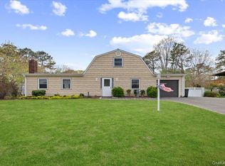 22 Redpine Dr, Medford, NY 11763