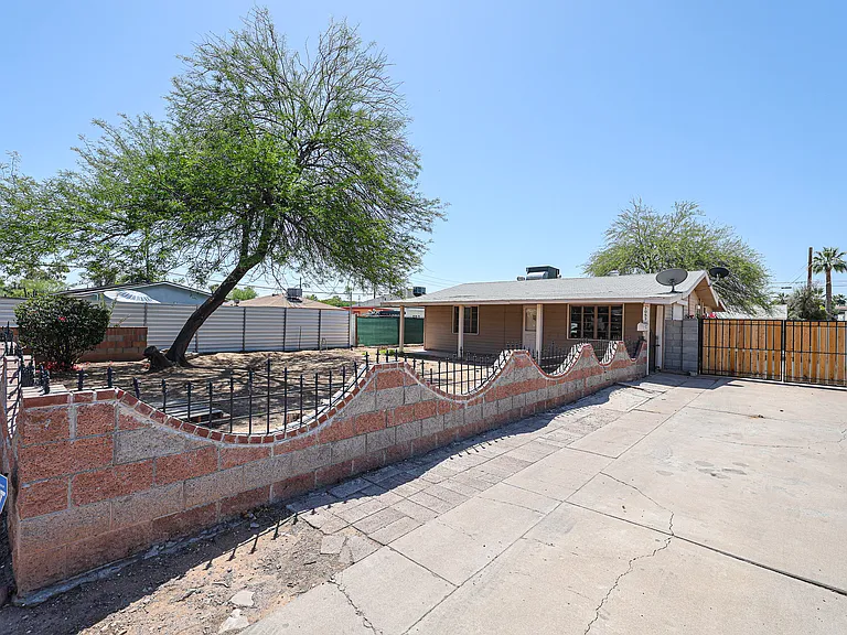 1053 E Weldon Ave — Photo 40