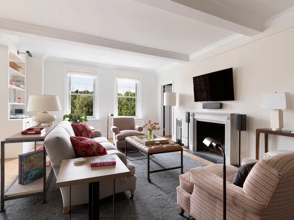 32 Washington Square W image 1 of 9