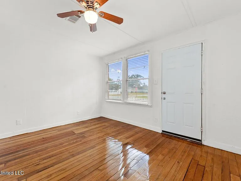 1076 Cherokee St — Photo 3