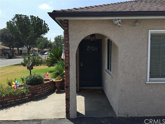 3rd image of 4743 Garrick Ave