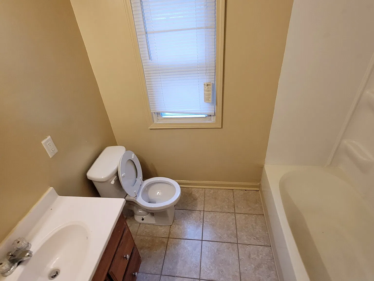 3 bed, 1.5 bath, $795 — Photo 2