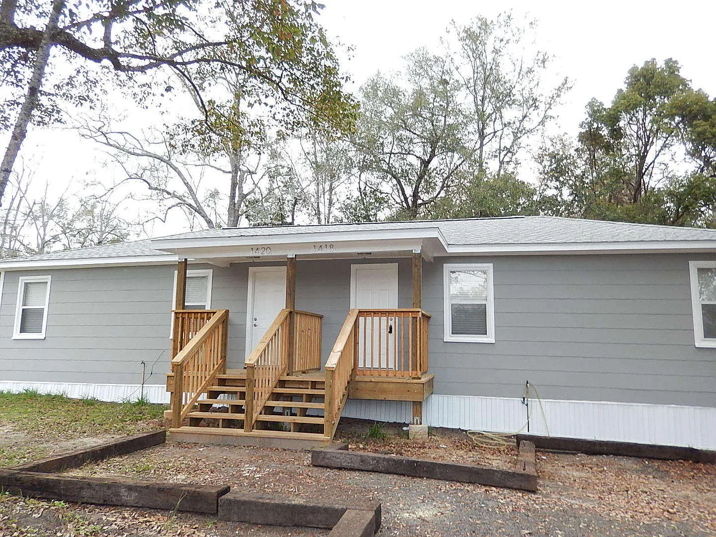 MODERN 2/1 w/ Stainless Steel Appliances, Screen Porch, Wood Floors, & Fenced Yard! $975/month Av... — Photo 1