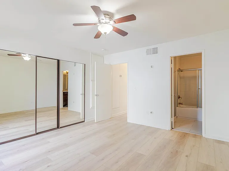 15113 Saticoy St #16 — Photo 16
