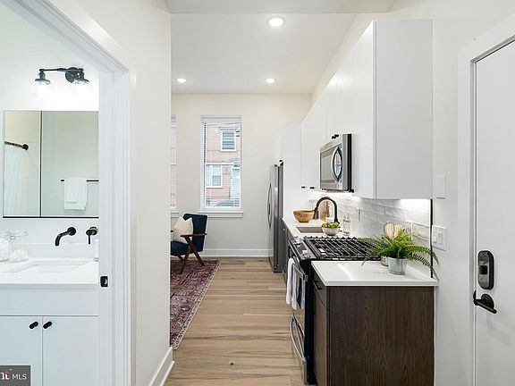 4th image of 1723 Francis St #1B