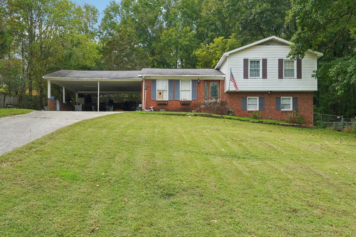 Windemere Cir-S0110-001.jpg