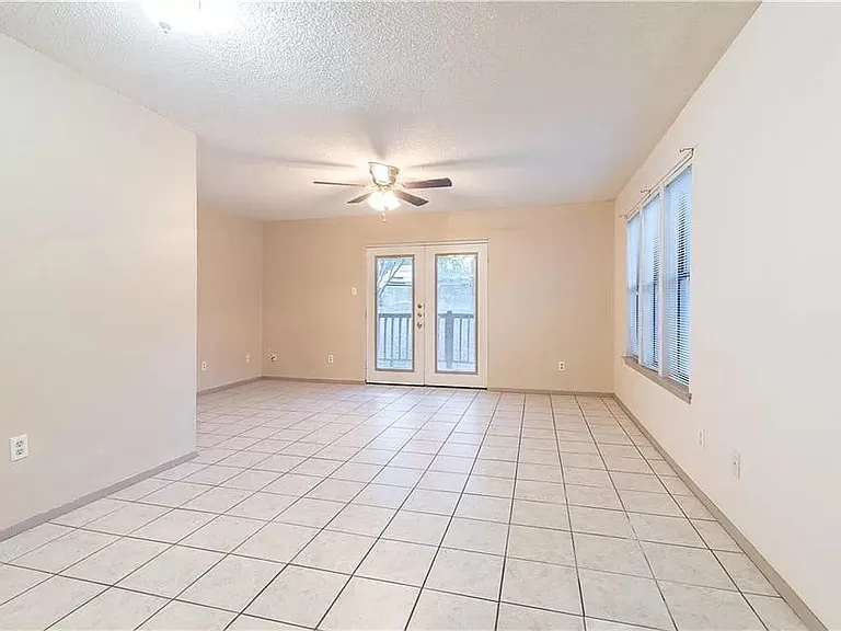 402 Fredericksburg St #1 — Photo 2