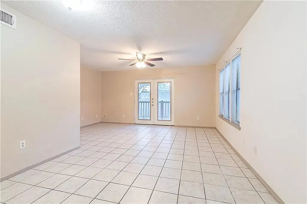 Building Photo - 402 Fredericksburg St #1