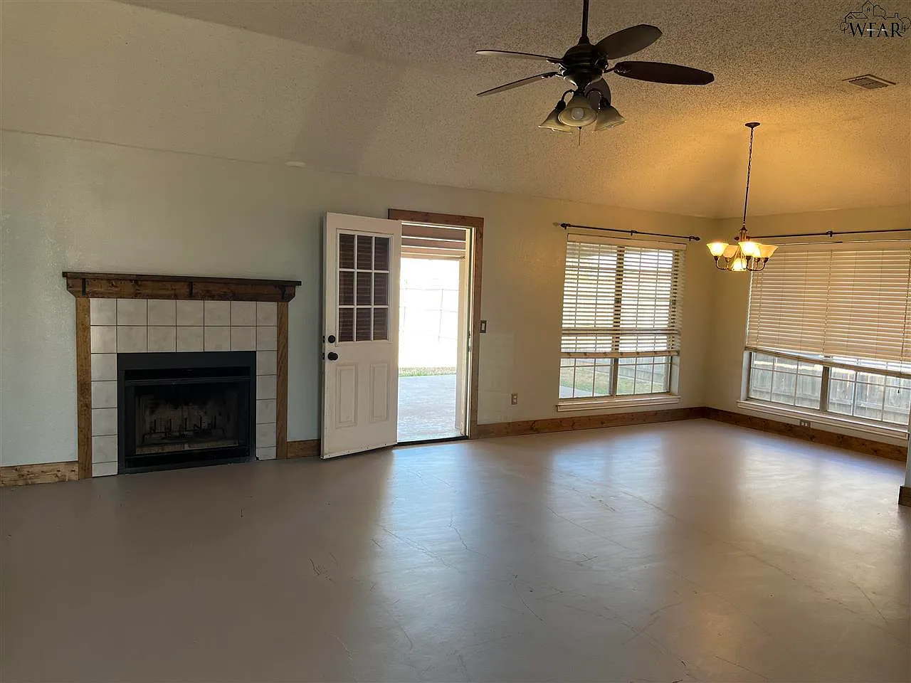 3 bed, 2.0 bath, 1390 sqft, $2,000 — Photo 3