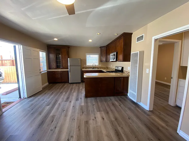 North Park 2 Bed 2 Bath Apartment! Includes 1 Car Garage + 1 Parking Space + Complimentary Washer... — Photo 9