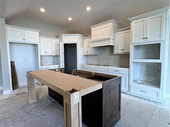 3rd image of 15841 Fontana St