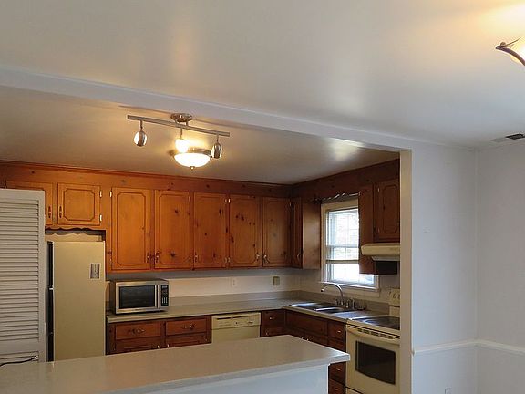 4th image of 1806 Cambridge Ct