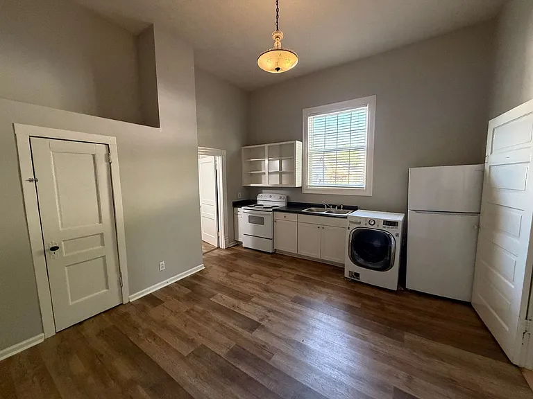 335 E Burton St — Photo 8