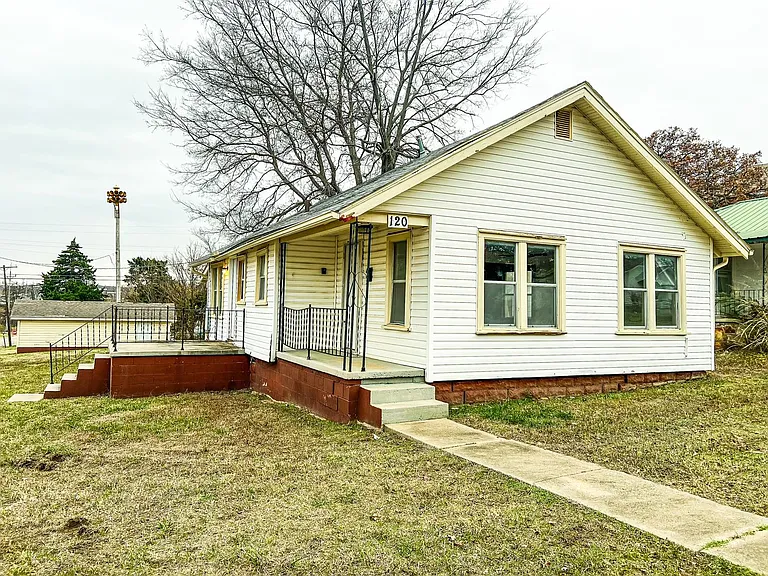 120 E Maple St — Photo 1