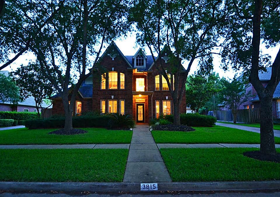 THIS LOVELY HOME IS SITUATED ON A QUIET CUL DE SAC IN A POPULAR NEIGHBORHOOD!