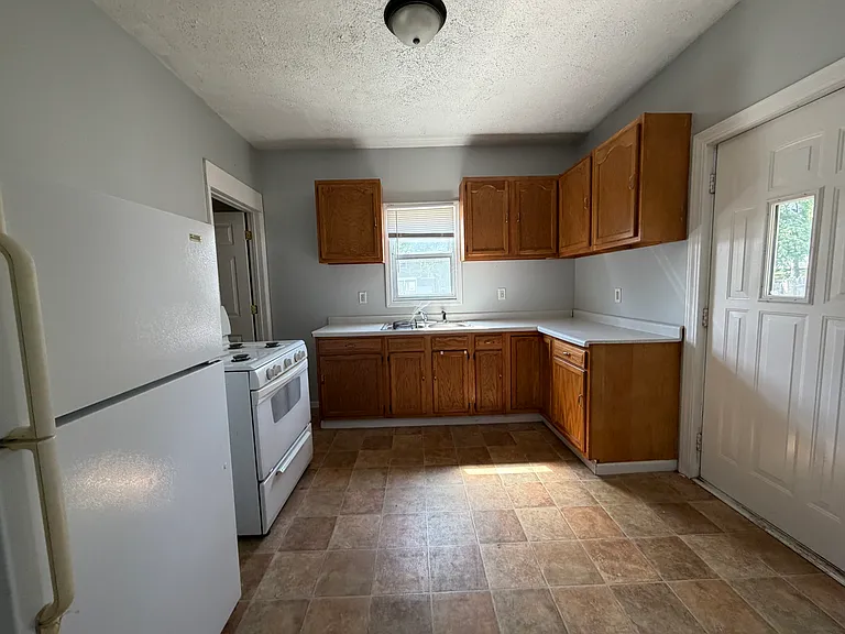 1026 W Grove St — Photo 7