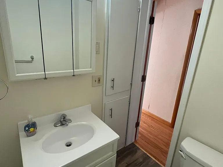 940 Woodlawn St — Photo 25