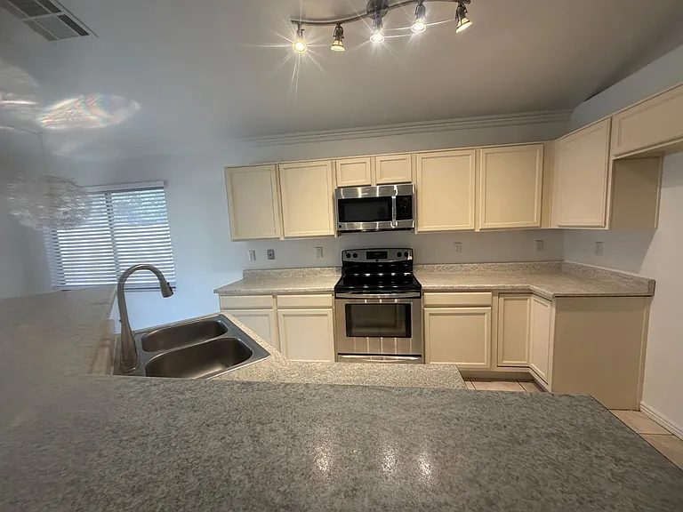 542 W Princeton Ave — Photo 6