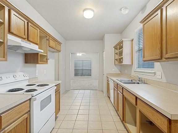 5th image of 400 Stockard St