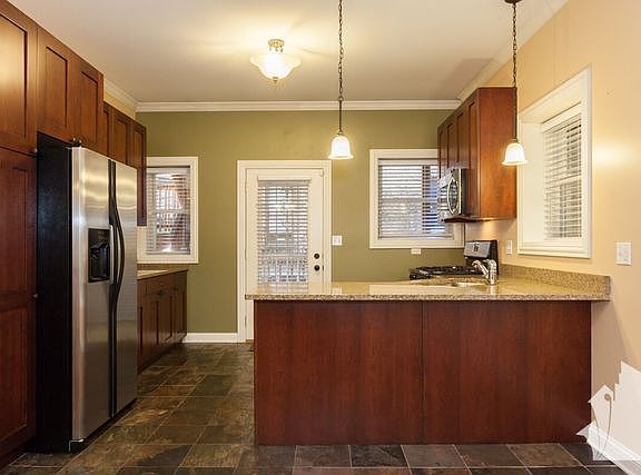 3rd image of 1021 W Ainslie St APT 1