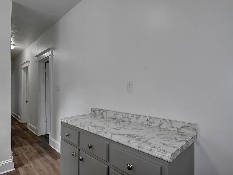 305 W 36th St — Photo 17