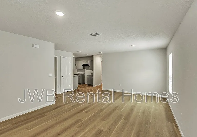 567 55th St E — Photo 3