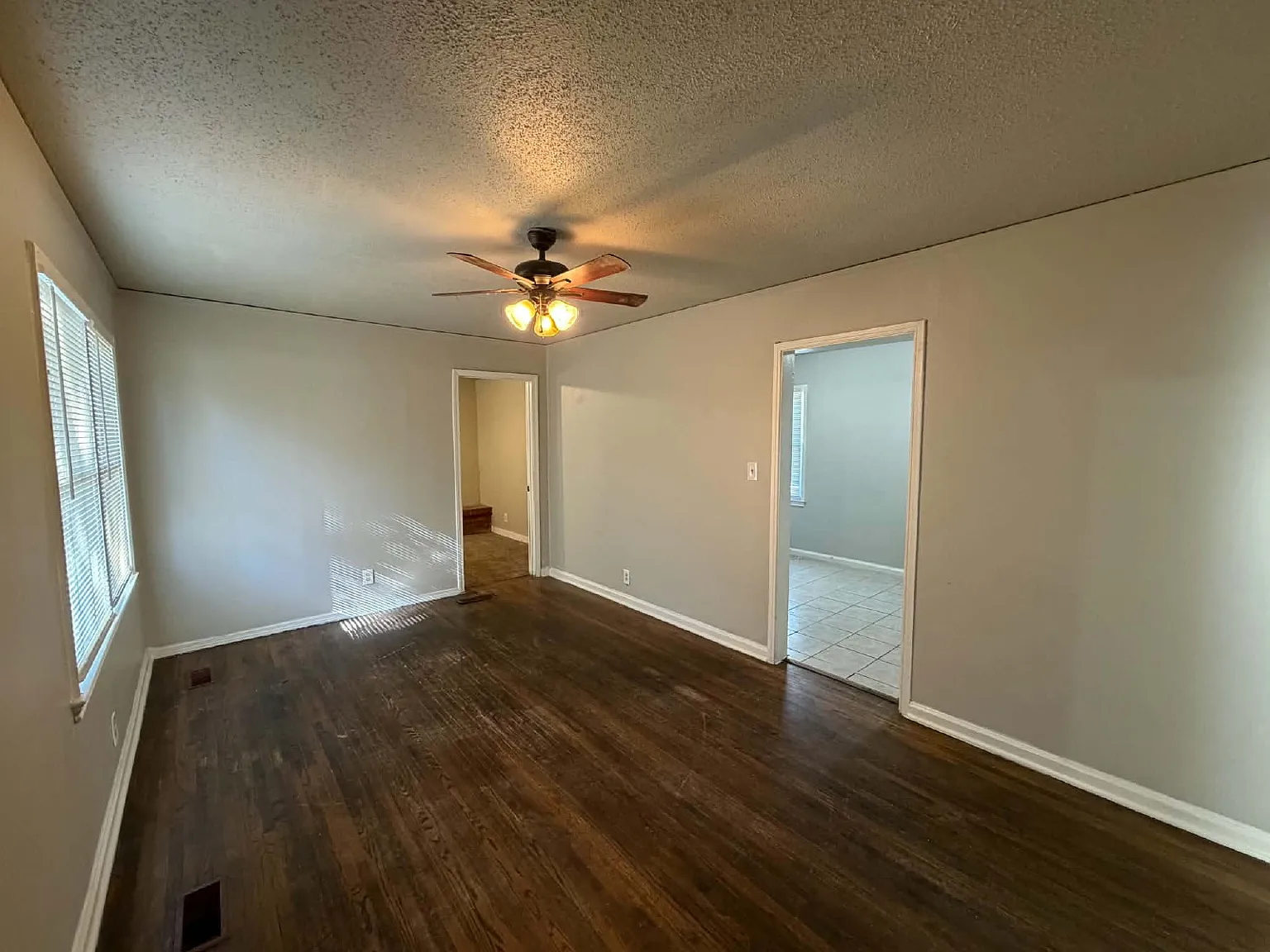 3 bed, 2.0 bath, 928 sqft, $950 — Photo 2