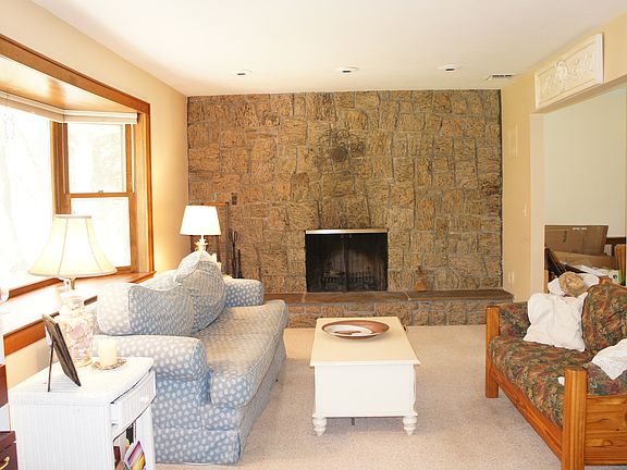 5th image of 65 Paquatuck Ave
