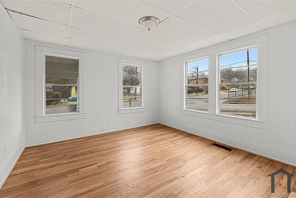 3 bed, 1120 sqft, $1,295 — Photo 2