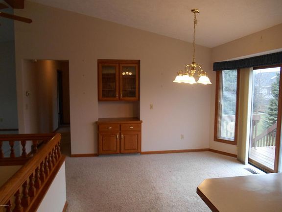 3rd image of 3101 S Bluff Ct