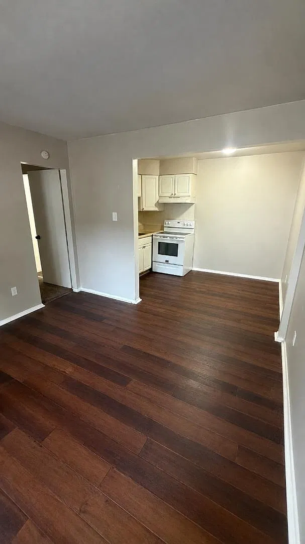 3320 Greenwood Blvd - 2 — Photo 2