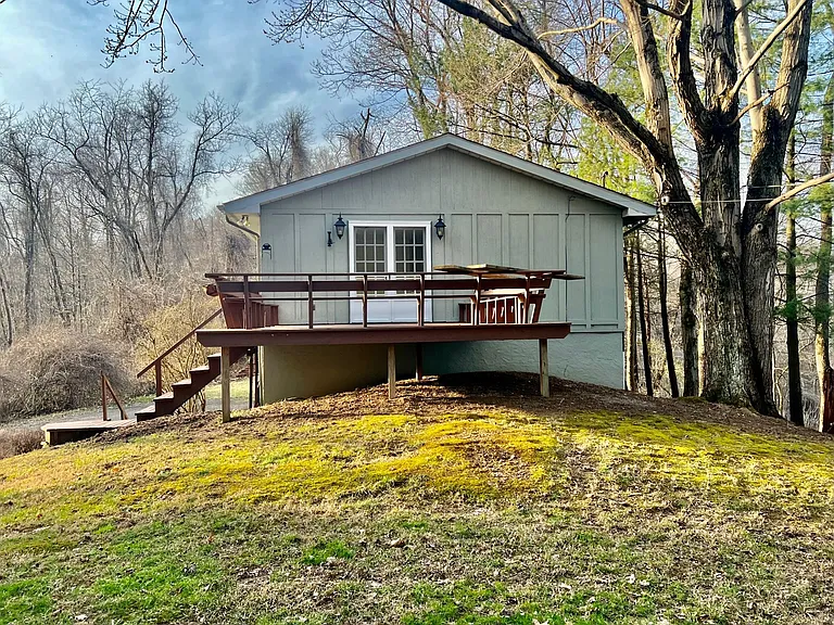 Club Crest Rd — Photo 2