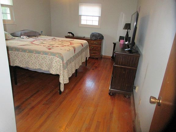 3rd image of 410 Foster Ave