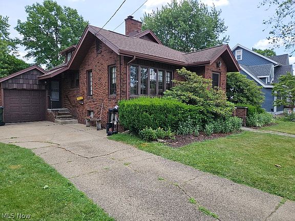 2nd image of 450 Wood St N
