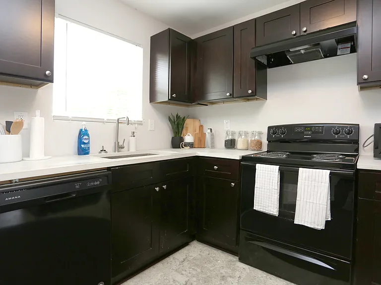 1073 Hollywood Rd NW — Photo 8