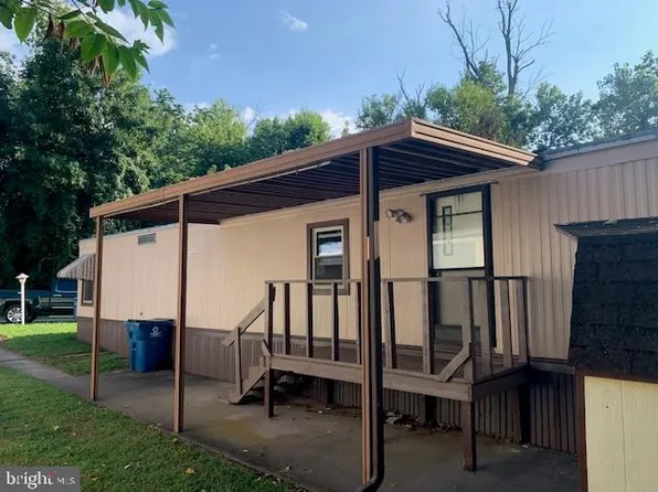 101 Lake Dr, Middletown, PA 17057