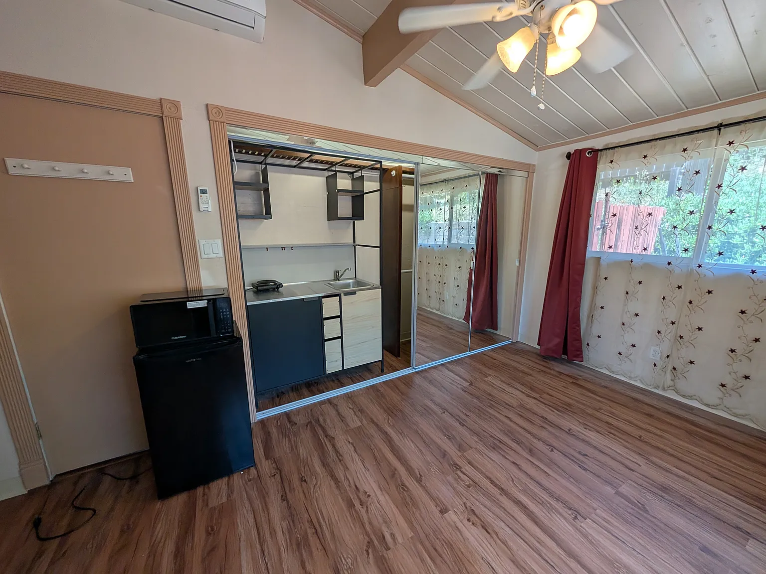 Studio, 300 sqft, $1,600 — Photo 3
