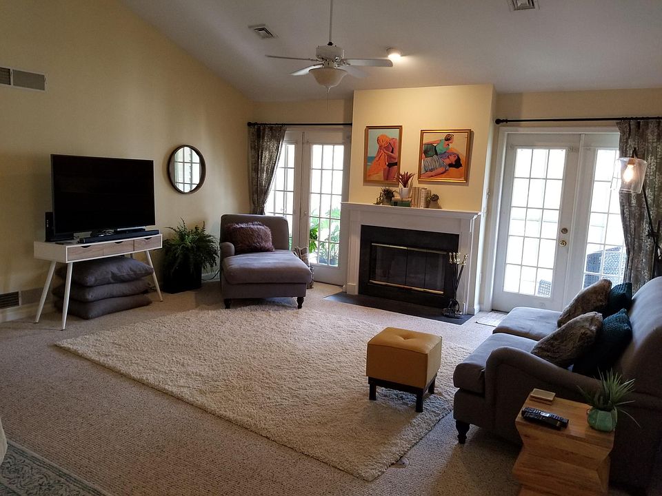 Large Living Room w Cathedral Ceilings and ceiling fan is Op